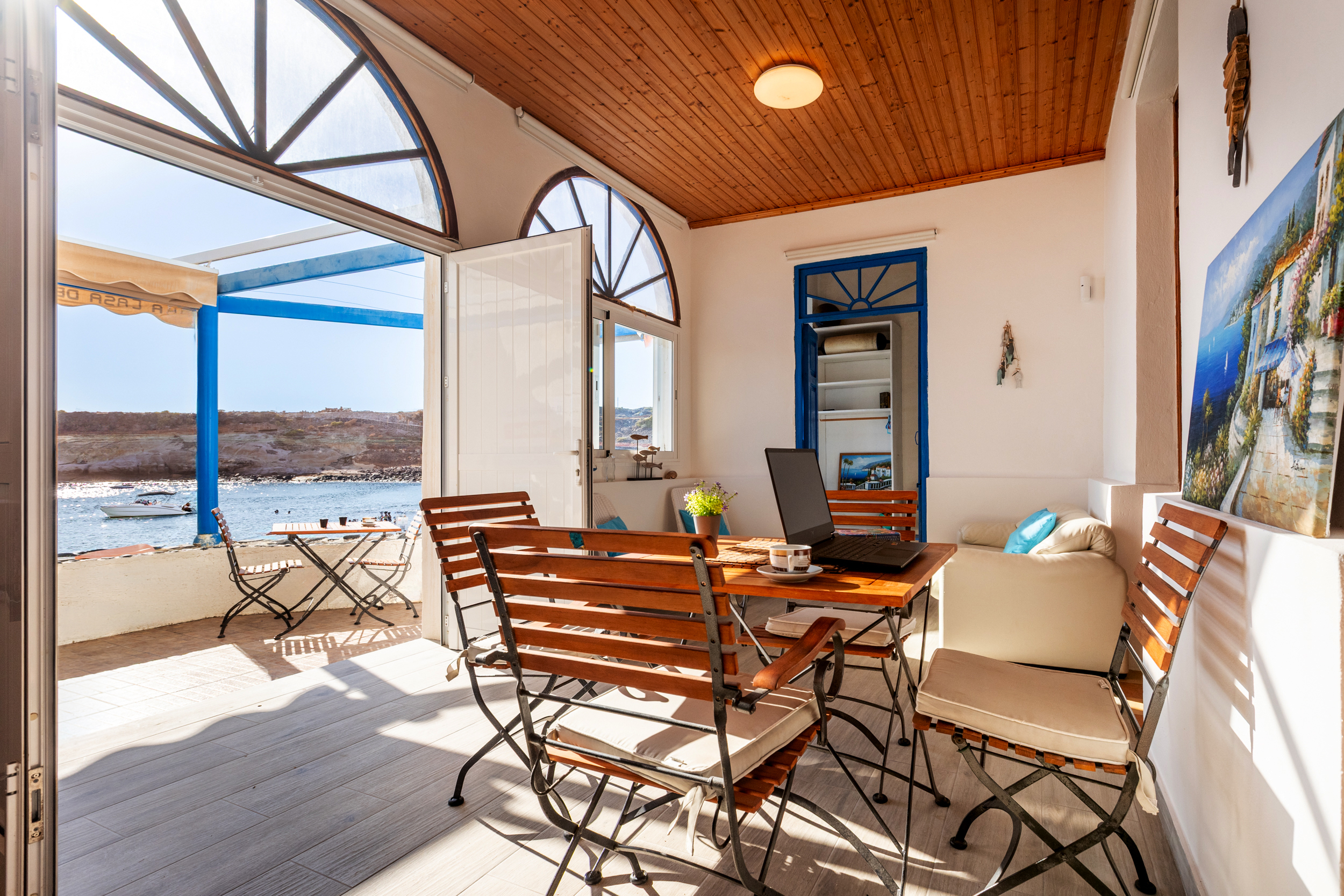 Interior de La Casa del Capitán con puertas abiertas al mar